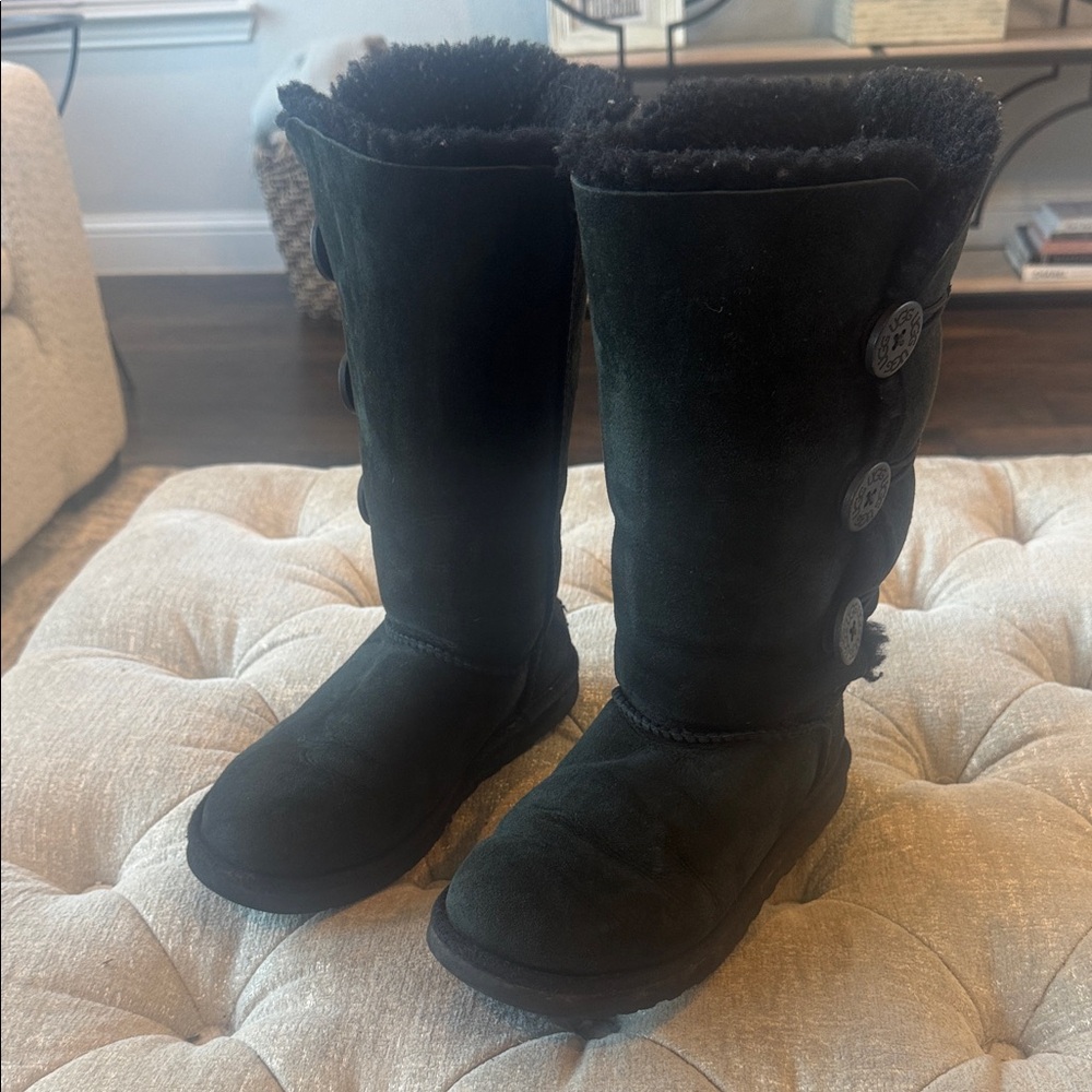 Ugg Women’s‎ 8 Black Suede Button-Accent Boots
